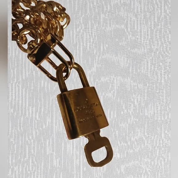 Louis Vuitton Gold Padlock #307 with Key & Unbranded Gold Tone Chain Included - Picture 4 of 15